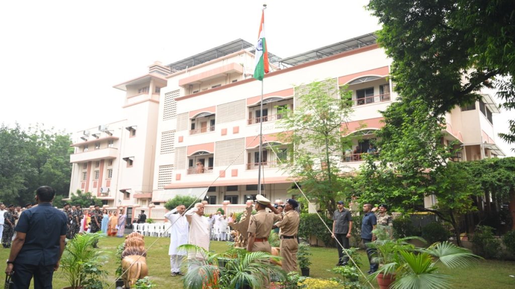 आरएसएस प्रमुख ने नागपुर में फहराया राष्ट्रीय ध्वज, बांग्लादेश में हिंदुओं के खिलाफ हिंसा पर जताई चिंता