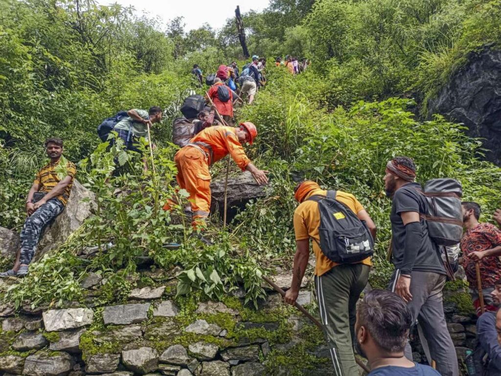 उत्तराखंड: केदारनाथ तीर्थयात्रियों का हेलीकॉप्टर से बचाव अभियान कुछ देर रुकने के बाद फिर शुरू हुआ