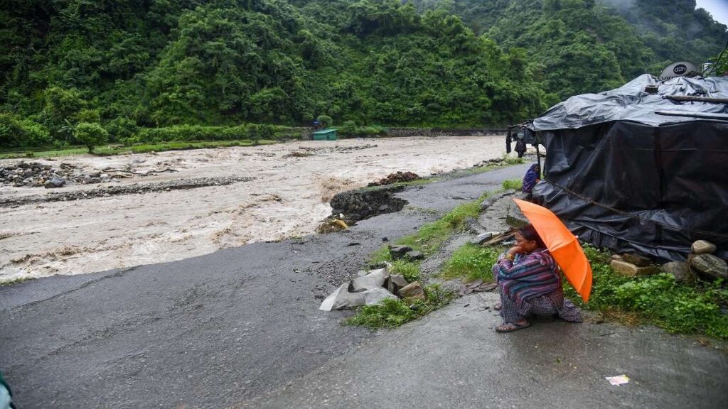 उत्तराखंड: तीर्थयात्रियों को मंदिर ले जा रहा वाहन बाढ़ में बह गया, दो की मौत