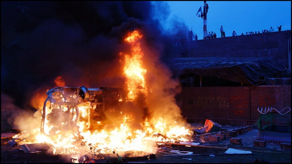 बांग्लादेश में हिंदू विरोधी प्रदर्शन, इस्कॉन मंदिर के साथ-साथ देवी-देवताओं की मूर्तियों को भी आग के हवाले किया गया