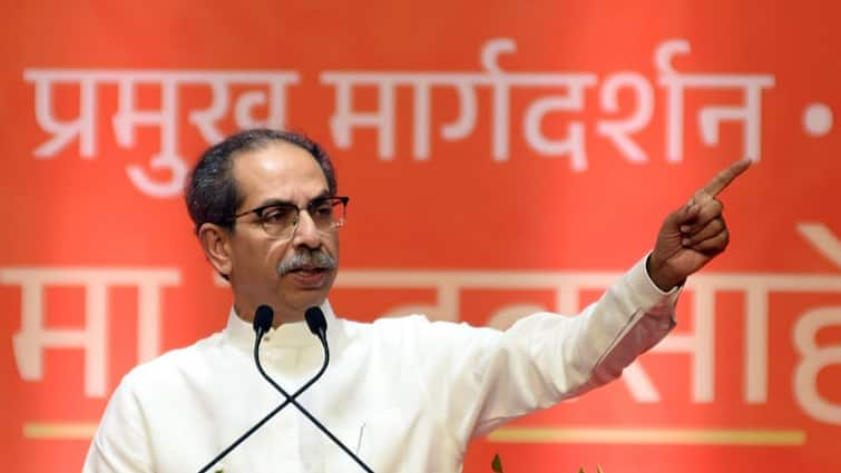 Maharashtra News MNS Attacks Uddhav Thackeray Convoy In Thane With Tomatoes Cow Dung After Raj Thackeray Car Pelted With Betel Nuts Visuals Surface MNS Attacks Uddhav Thackeray