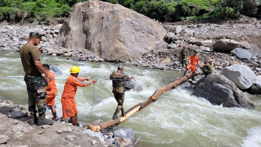 हिमाचल प्रदेश: बादल फटने और अचानक आई बाढ़ के बाद 190 से अधिक सड़कें बंद