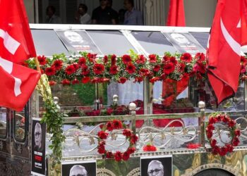 Kolkata News ex West Bengal CM Buddhadeb Bhattacharjee funeral procession Massive Crowd Watch Video