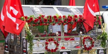 Kolkata News ex West Bengal CM Buddhadeb Bhattacharjee funeral procession Massive Crowd Watch Video