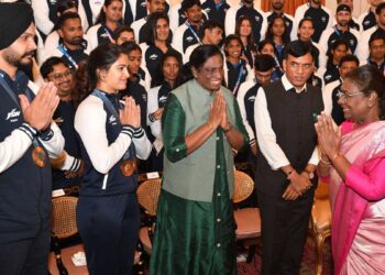 President Droupadi Murmu interacts with Manu Bhaker and PR Sreejesh at Rashtrapati Bhavan | Watch