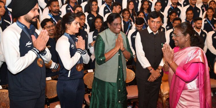 President Droupadi Murmu interacts with Manu Bhaker and PR Sreejesh at Rashtrapati Bhavan | Watch