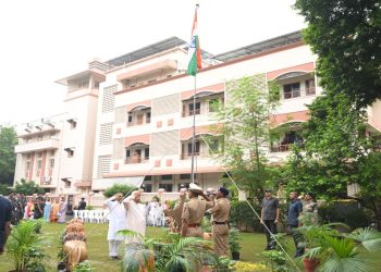 आरएसएस प्रमुख ने नागपुर में फहराया राष्ट्रीय ध्वज, बांग्लादेश में हिंदुओं के खिलाफ हिंसा पर जताई चिंता