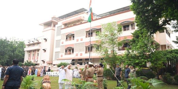 आरएसएस प्रमुख ने नागपुर में फहराया राष्ट्रीय ध्वज, बांग्लादेश में हिंदुओं के खिलाफ हिंसा पर जताई चिंता