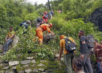 उत्तराखंड: केदारनाथ तीर्थयात्रियों का हेलीकॉप्टर से बचाव अभियान कुछ देर रुकने के बाद फिर शुरू हुआ