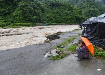 उत्तराखंड: तीर्थयात्रियों को मंदिर ले जा रहा वाहन बाढ़ में बह गया, दो की मौत