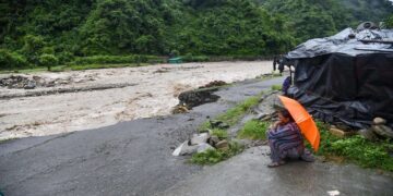 उत्तराखंड: तीर्थयात्रियों को मंदिर ले जा रहा वाहन बाढ़ में बह गया, दो की मौत