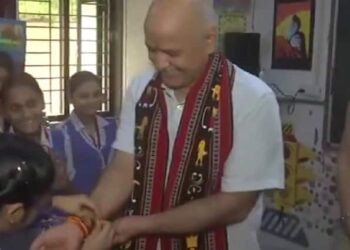 Manish Sisodia Bail Visits School Students Tie Rakhi On Atishi Sisodia Students Of Delhi School Tie Rakhi To Former Dy CM Manish Sisodia, Education Minister Atishi: WATCH