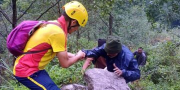 Uttarakhand News Kedarnath Yatra route 9099 people rescued heavy rains CM Pushkar Singh Dhami reviews Over 9,000 Rescued From Kedarnath Yatra Route Amid Heavy Rains, CM Dhami Emphasises Passenger Safety