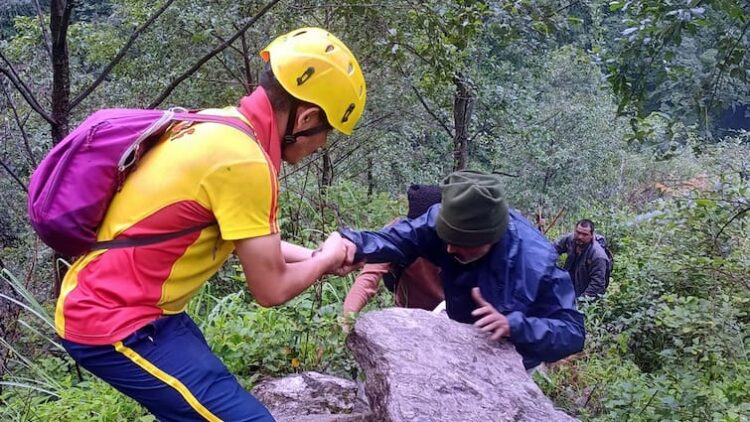 Uttarakhand News Kedarnath Yatra route 9099 people rescued heavy rains CM Pushkar Singh Dhami reviews Over 9,000 Rescued From Kedarnath Yatra Route Amid Heavy Rains, CM Dhami Emphasises Passenger Safety