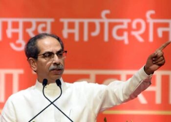 Maharashtra News MNS Attacks Uddhav Thackeray Convoy In Thane With Tomatoes Cow Dung After Raj Thackeray Car Pelted With Betel Nuts Visuals Surface MNS Attacks Uddhav Thackeray