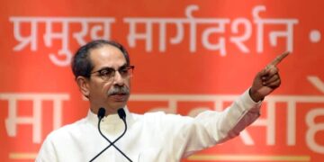 Maharashtra News MNS Attacks Uddhav Thackeray Convoy In Thane With Tomatoes Cow Dung After Raj Thackeray Car Pelted With Betel Nuts Visuals Surface MNS Attacks Uddhav Thackeray