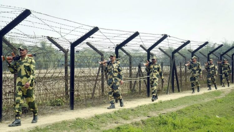 शेख हसीना के देश छोड़ने से बांग्लादेश में बिगड़ते हालात के बीच बीएसएफ 'हाई अलर्ट' पर