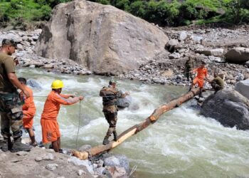 हिमाचल प्रदेश: बादल फटने और अचानक आई बाढ़ के बाद 190 से अधिक सड़कें बंद