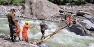 हिमाचल प्रदेश: बादल फटने और अचानक आई बाढ़ के बाद 190 से अधिक सड़कें बंद