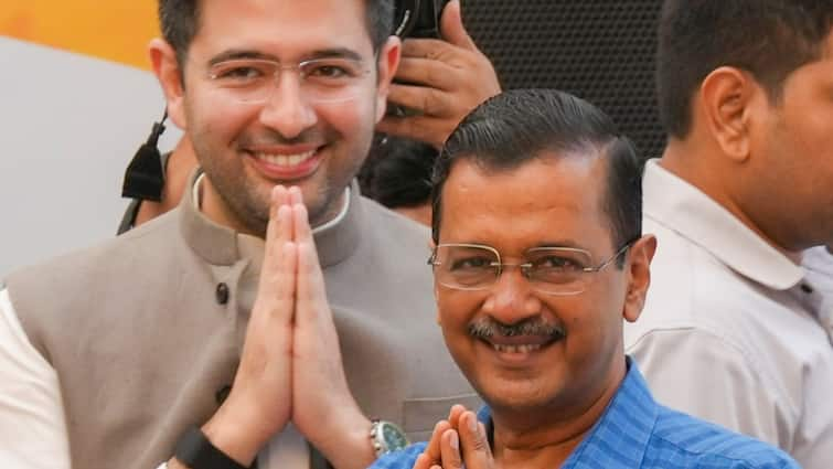 'अरविंद केजरीवाल के पीछे आग': दिल्ली के सीएम के इस्तीफे की घोषणा के बाद आप ने उनके पीछे रैली निकाली