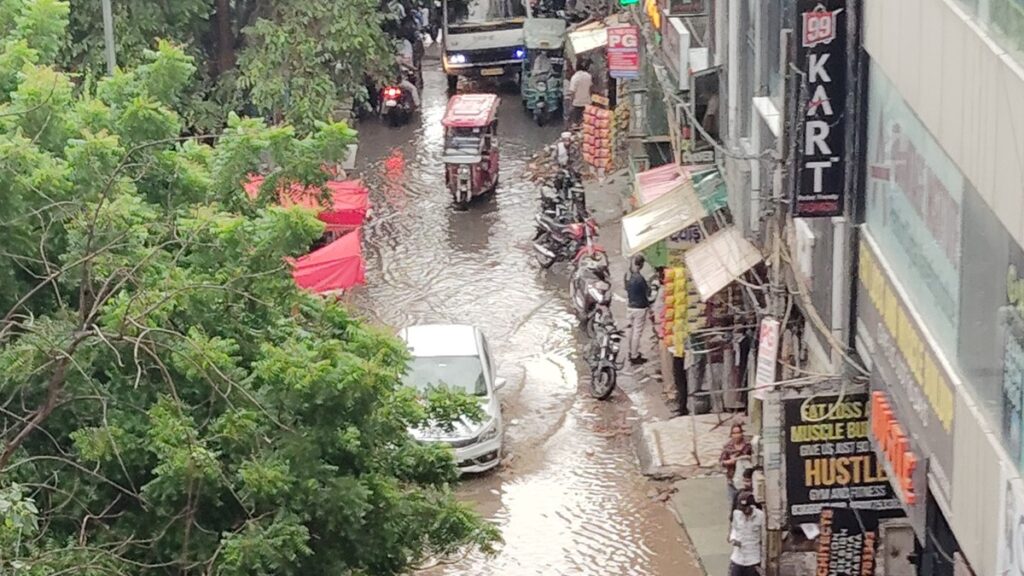 भारी बारिश के बाद दिल्ली-नोएडा में ट्रैफिक जाम की खबरें, यात्रियों को घर पहुंचने में मुश्किलों का सामना करना पड़ रहा है | देखें