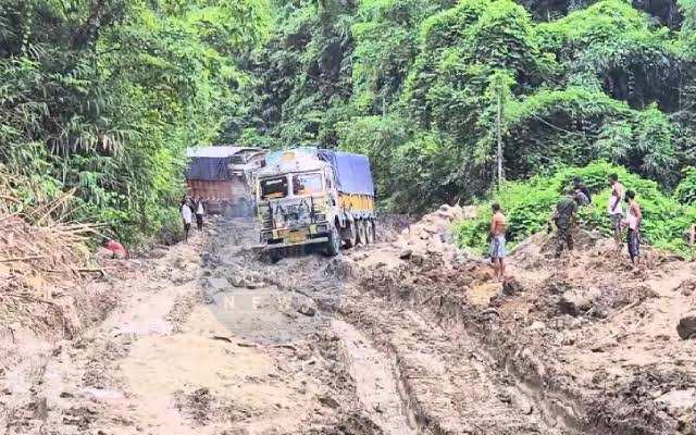 मिजोरम में ईंधन की कमी के कारण तेल टैंकर चालकों ने राजमार्ग क्षति के कारण परिचालन रोका