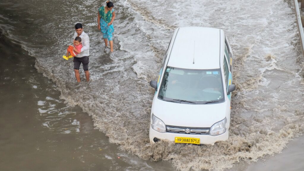 दिल्ली-एनसीआर में भारी बारिश: गुड़गांव में भीषण जलभराव, आईएमडी ने जारी किया येलो अलर्ट | वीडियो