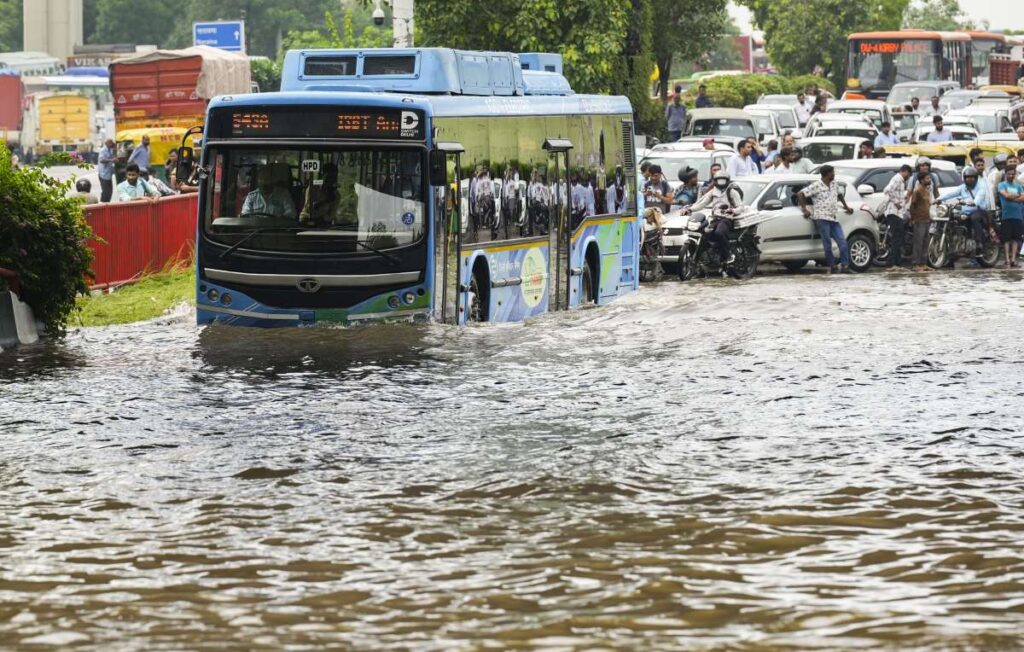 राष्ट्रीय राजधानी में भारी बारिश के बाद दिल्लीवासियों को उमस से राहत मिली