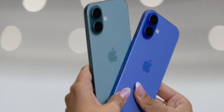 iPhone 16 सीरीज की मांग अपने पूर्ववर्ती की तुलना में कम: जानिए क्या हुआ गलत