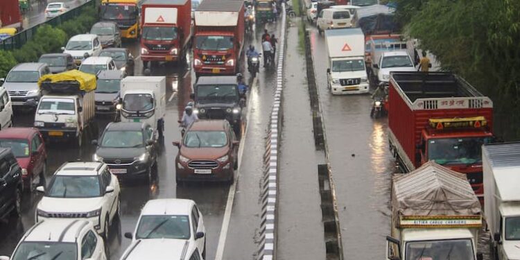 दिल्ली एनसीआर के कुछ हिस्सों में भारी बारिश, आईएमडी ने और बारिश का अनुमान जताया