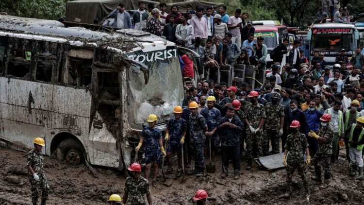 नेपाल: विनाशकारी बाढ़, भूस्खलन से पूरे देश में तबाही, लगभग 200 की मौत, 100 लापता | वीडियो