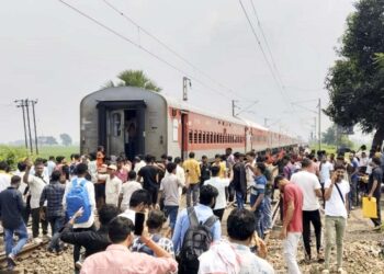 बिहार के बक्सर में कपलिंग टूटने से मगध एक्सप्रेस ट्रेन दो हिस्सों में बंट गई | वीडियो