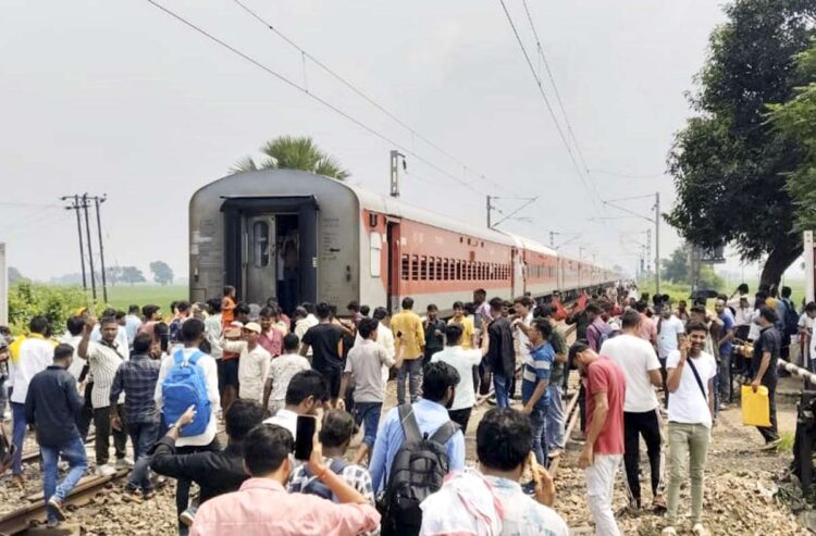 बिहार के बक्सर में कपलिंग टूटने से मगध एक्सप्रेस ट्रेन दो हिस्सों में बंट गई | वीडियो