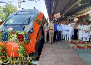 भारत की पहली 20 कोच वाली वंदे भारत एक्सप्रेस का परिचालन शुरू: जानें समय, रूट और टिकट किराया