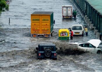 भारी बारिश के कारण गुड़गांव में ट्रैफिक जाम और जलभराव