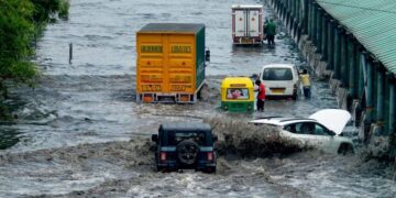 भारी बारिश के कारण गुड़गांव में ट्रैफिक जाम और जलभराव