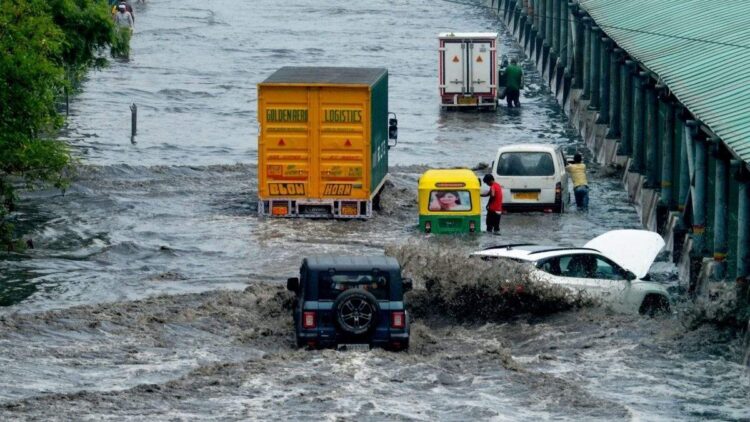 भारी बारिश के कारण गुड़गांव में ट्रैफिक जाम और जलभराव