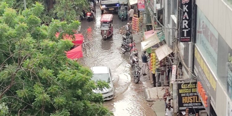 भारी बारिश के बाद दिल्ली-नोएडा में ट्रैफिक जाम की खबरें, यात्रियों को घर पहुंचने में मुश्किलों का सामना करना पड़ रहा है | देखें