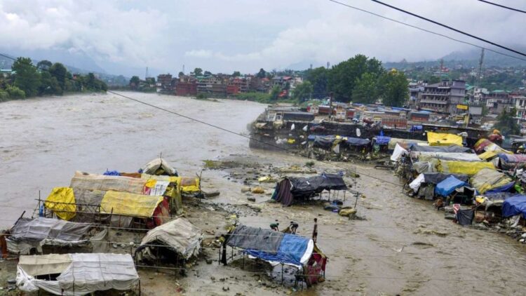 हिमाचल प्रदेश में बादल फटने से 1 की मौत, 53 सड़कें बंद, IMD ने और बारिश की आशंका जताई | पूरी रिपोर्ट