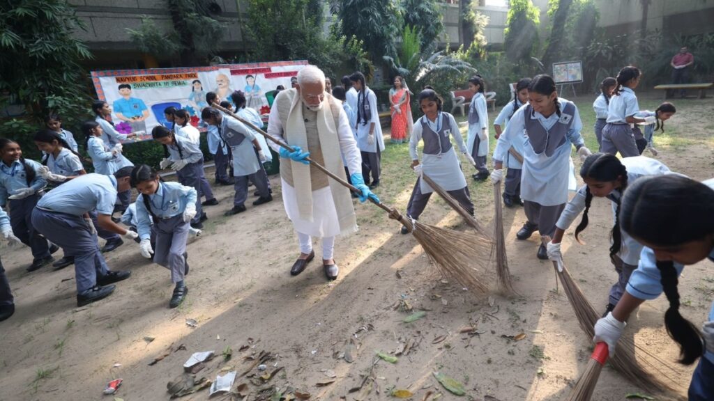 गांधी जयंती पर पीएम मोदी ने दिल्ली के स्कूल में स्वच्छता अभियान में हिस्सा लिया