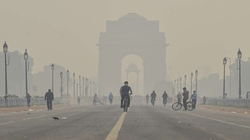 दिल्ली की वायु गुणवत्ता और बिगड़ी, तीसरे दिन भी 'खराब' श्रेणी में बनी रही | यहां AQI जांचें