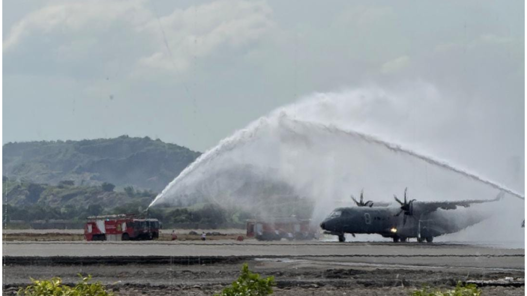 नवी मुंबई हवाई अड्डे पर रोमांचक जीत: IAF C-295 ने चमकदार हवाई कलाबाजियों के बीच सफल लैंडिंग की - रोमांचक वीडियो देखें!