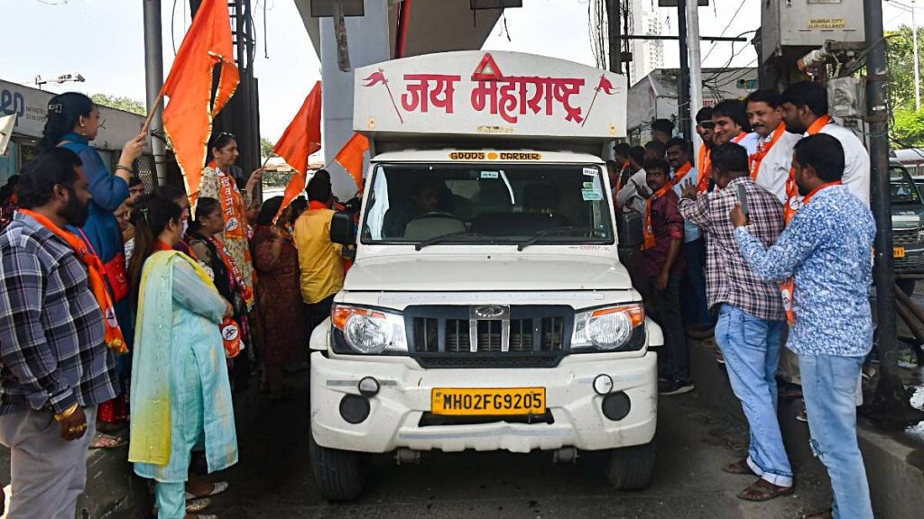 शिंदे सरकार की 11वें घंटे में मुंबई टोल माफी के पीछे एक दशक पुरानी राजनीति और एक 'त्रुटिपूर्ण' अनुबंध है