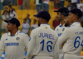 IND vs NZ पहला टेस्ट: खराब रोशनी के बावजूद टीम इंडिया ने जाने से किया इनकार, रोहित शर्मा और विराट कोहली डटे