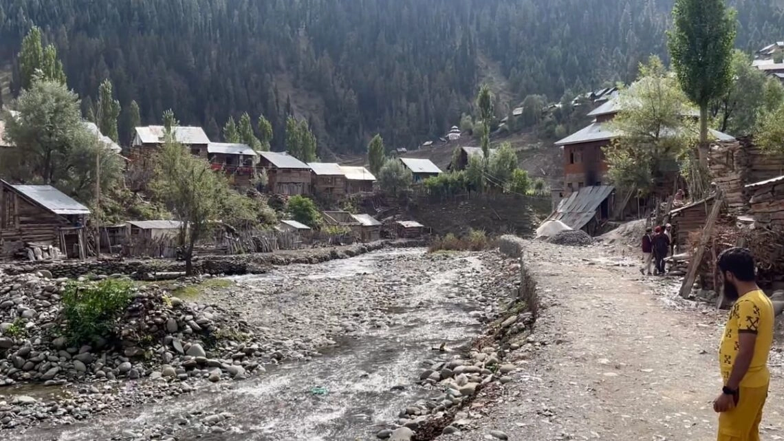 कश्मीर की गुरेज घाटी में, भाजपा ने 'वजीर बनाम फकीर' की लड़ाई जीतने पर बड़ा दांव लगाया है, क्योंकि गुरेजवासी 'न्याय' की मांग कर रहे हैं।