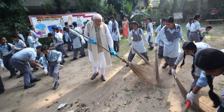 गांधी जयंती पर पीएम मोदी ने दिल्ली के स्कूल में स्वच्छता अभियान में हिस्सा लिया