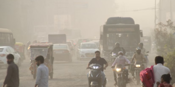 दिल्ली-NCR की वायु गुणवत्ता में गिरावट, AQI 300 के पार: जहरीली हवा में कितना समय रहता है?