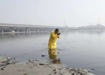 दिल्ली: बीजेपी के वीरेंद्र सचदेवा ने जहरीली यमुना में लगाई डुबकी, केजरीवाल को नदी साफ करने का उनका वादा याद दिलाया