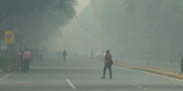 दिवाली से पहले दिल्ली की वायु गुणवत्ता में मामूली सुधार, AQI अब भी 'खराब' श्रेणी में