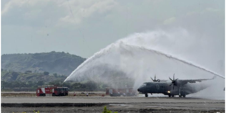 नवी मुंबई हवाई अड्डे पर रोमांचक जीत: IAF C-295 ने चमकदार हवाई कलाबाजियों के बीच सफल लैंडिंग की - रोमांचक वीडियो देखें!